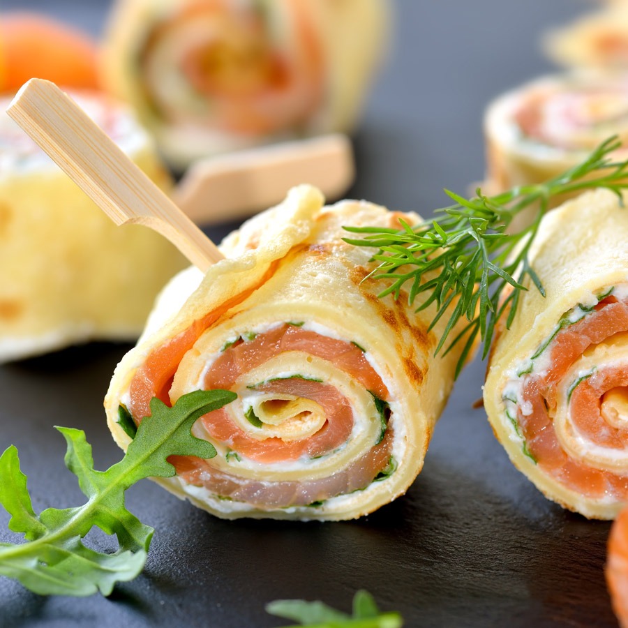 Herzhafte Pfannkuchen mit Räucherlachs und Kräuter-Creme - Krone Fisch