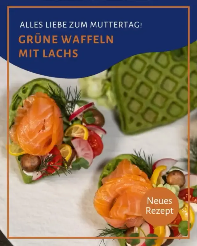 Das perfekte Rezept für deine Mama zum Muttertag!💖🐟

Alles was du dafür brauchst:
150 g KRONE Räucherlachs - Muttertagsedition
100 g geschmolzene Butter
200 g Mehl
2 Eier (1 Ei & 1 Eigelb)
50 g Bärlauch
50 g Petersilie
50 g Basilikum
1 TL Spirulina
2 EL Wasser
1 TL Backpulver
Crème Fraîche
Gemüse zum belegen und dekorieren (z. B. Mini-Champignons, Radieschen, Kirschtomaten, Limequat)
Salz & Pfeffer

Zubereitung:
Bärlauch, Basilikum, Petersilie, Spirulina und das Wasser in einen Mixer geben und fein pürieren.
Ein Ei und ein Eigelb zur grünen Masse geben und erneut pürieren.
Mehl, geschmolzene Butter, Backpulver unterrühren bis ein homogener Teig entsteht und mit Salz und Pfeffer abschmecken.
Das Waffeleisen einfetten und den Teig portionsweise mit einem Esslöffel darin ausbacken.
Die fertigen grünen Waffeln mit etwas Crème Fraîche bestreichen, mit KRONE Rauchlachs belegen und mit Gemüse nach Wahl dekorieren.

Einen wunderschönen Muttertag, lasst es euch schmecken! 😋🌸

#kronefisch #muttertag #allesliebezummuttertag #räucherlachs #lachs #waffelnmalanders #frühlingsrezept #rezept #rezeptfürmama #muttertagsdesign #muttertagsedition #proteinfood #health #gesundundlecker
